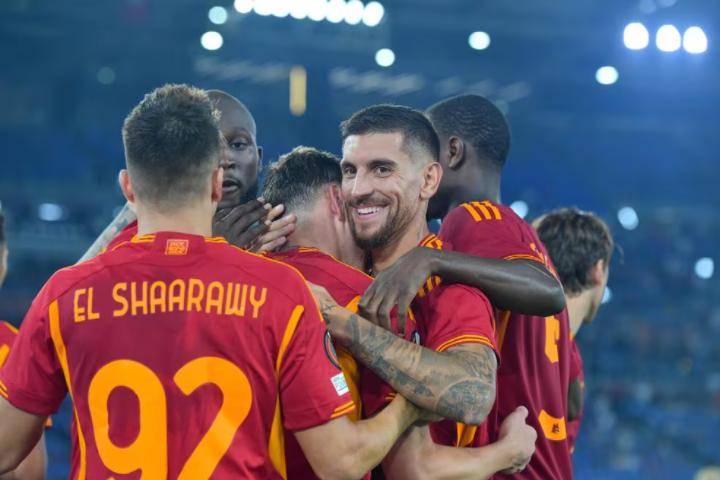 足坛悲喜一夜！罗马7连胜，拜仁险胜，尤文换帅如换刀，巴黎不败